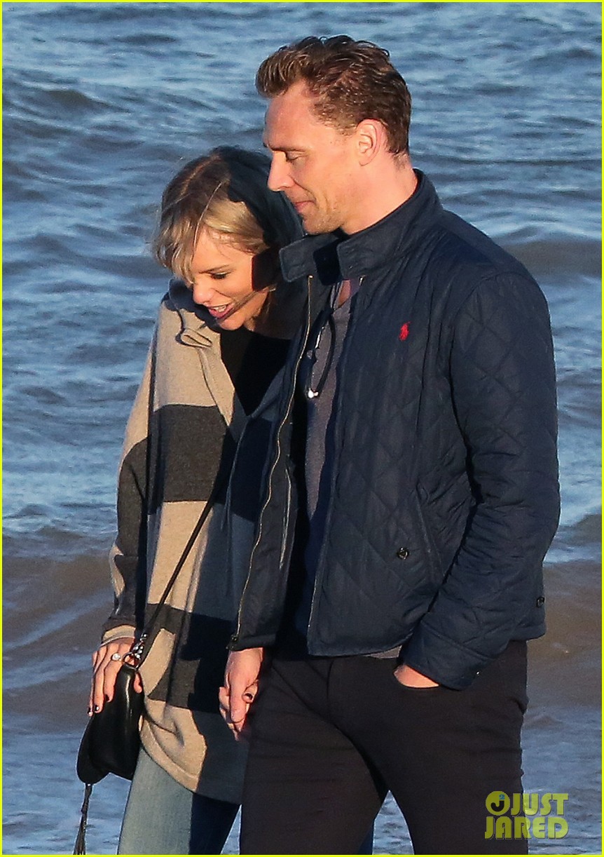 taylor swift tom hiddleston walk the beach with his mom 15