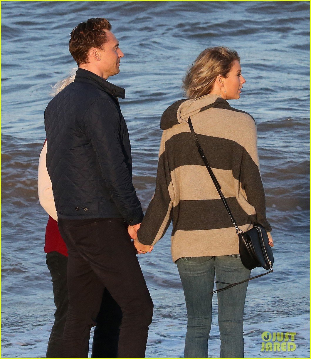 taylor swift tom hiddleston walk the beach with his mom 16