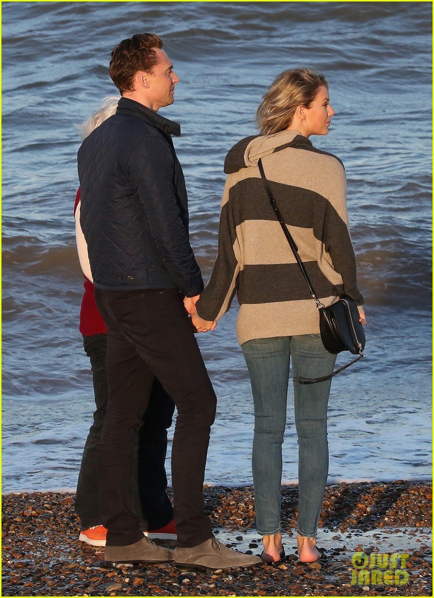 taylor swift tom hiddleston walk the beach with his mom 17