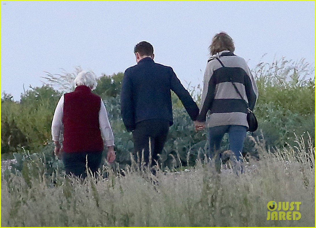taylor swift tom hiddleston walk the beach with his mom 18