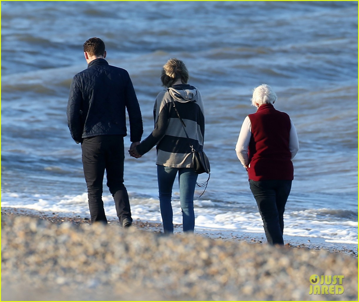 taylor swift tom hiddleston walk the beach with his mom 19