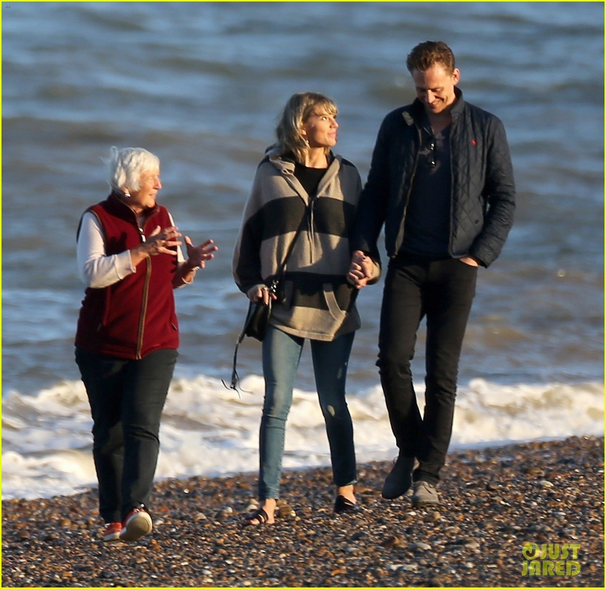 taylor swift tom hiddleston walk the beach with his mom 20