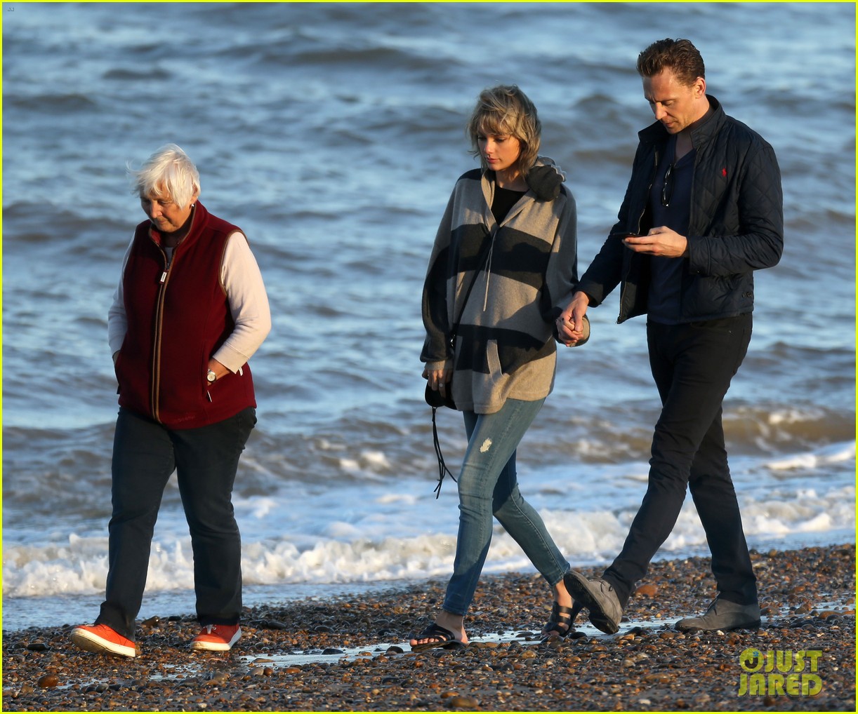 taylor swift tom hiddleston walk the beach with his mom 22