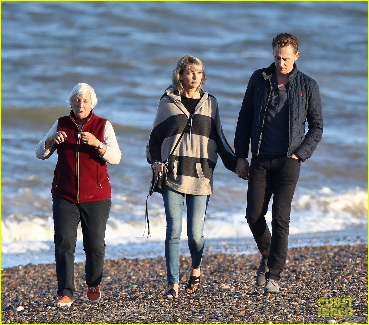 taylor swift tom hiddleston walk the beach with his mom 25