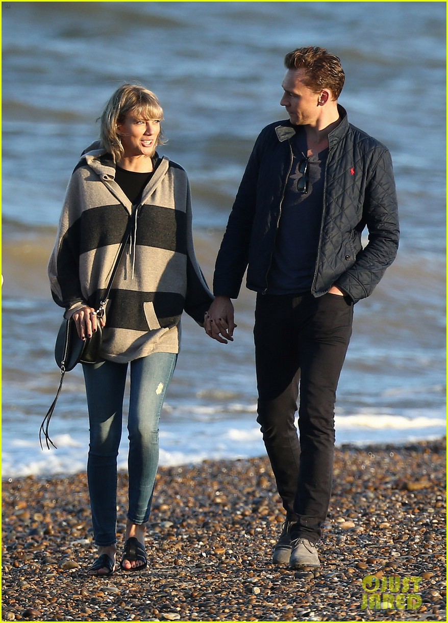 taylor swift tom hiddleston walk the beach with his mom 27