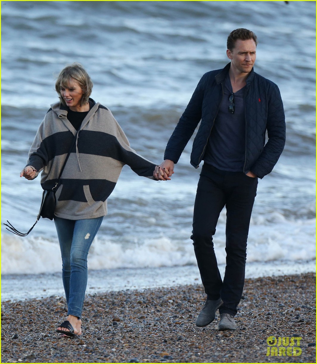 taylor swift tom hiddleston walk the beach with his mom 29
