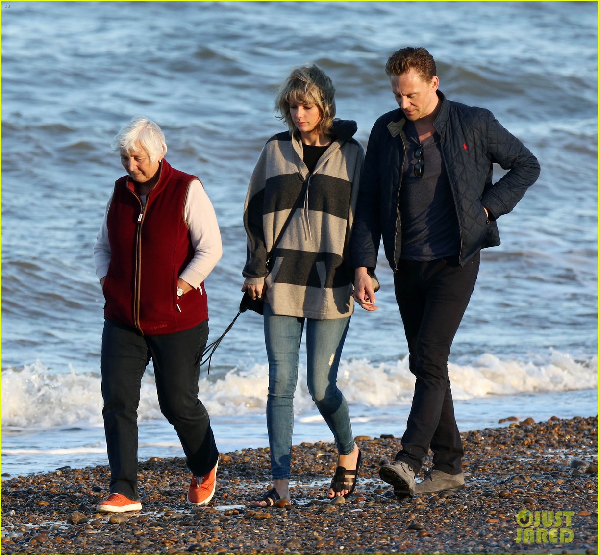 taylor swift tom hiddleston walk the beach with his mom 30