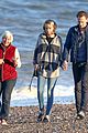 taylor swift tom hiddleston walk the beach with his mom 07