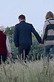 taylor swift tom hiddleston walk the beach with his mom 18
