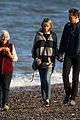 taylor swift tom hiddleston walk the beach with his mom 21