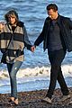 taylor swift tom hiddleston walk the beach with his mom 23