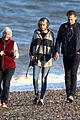 taylor swift tom hiddleston walk the beach with his mom 24