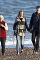 taylor swift tom hiddleston walk the beach with his mom 25