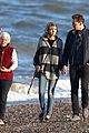 taylor swift tom hiddleston walk the beach with his mom 26