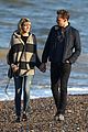 taylor swift tom hiddleston walk the beach with his mom 27