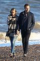 taylor swift tom hiddleston walk the beach with his mom 28