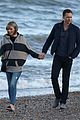 taylor swift tom hiddleston walk the beach with his mom 29