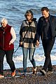 taylor swift tom hiddleston walk the beach with his mom 30