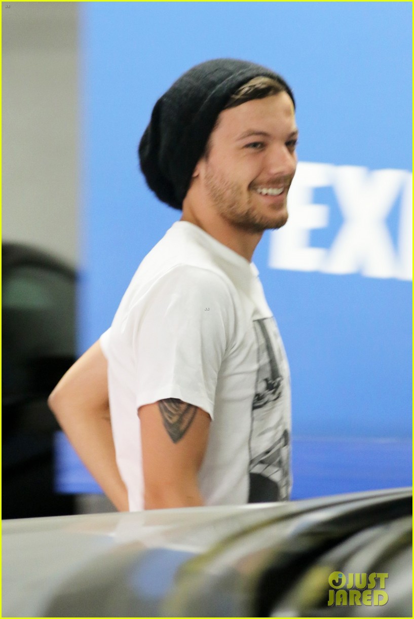 louis tomlinson joins a fundraising campaign tohelp disabled fan 02