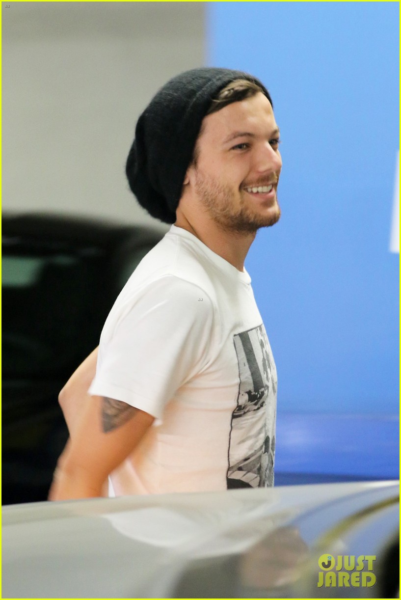 louis tomlinson joins a fundraising campaign tohelp disabled fan 09