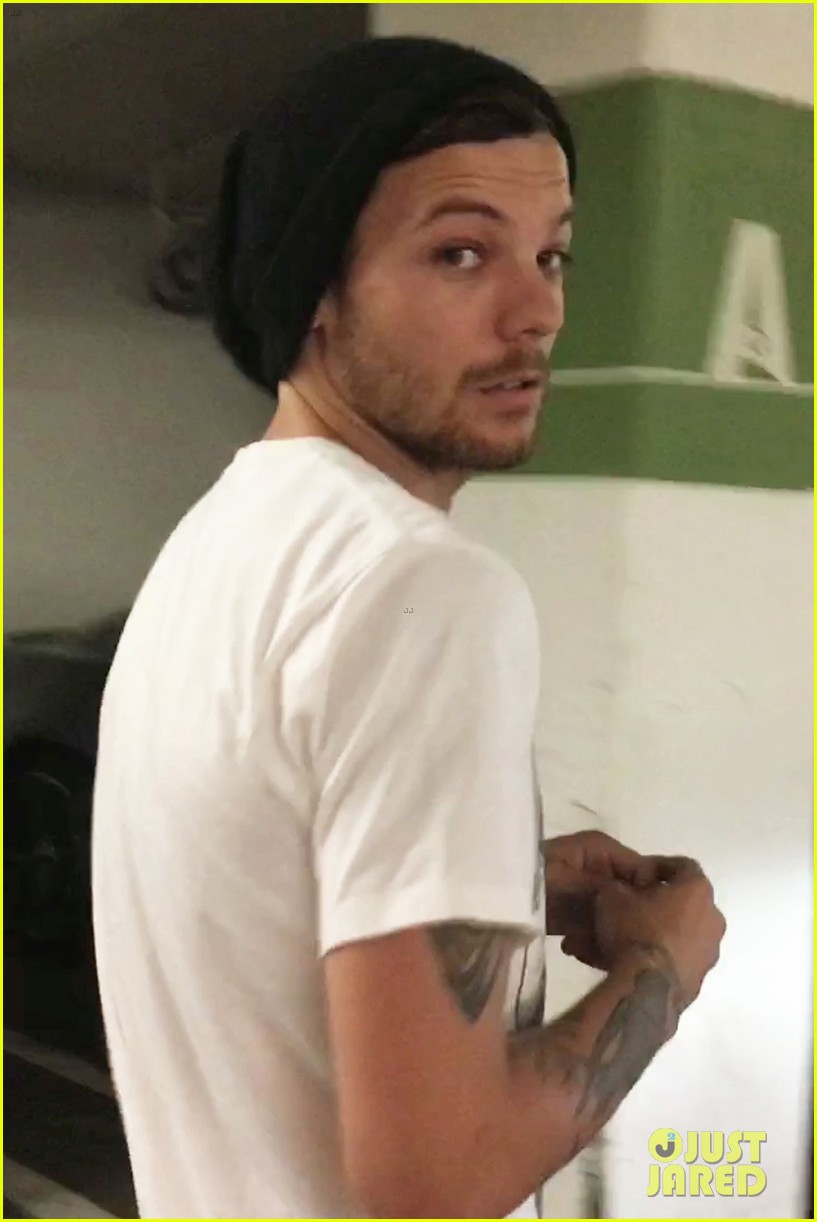 louis tomlinson joins a fundraising campaign tohelp disabled fan 11