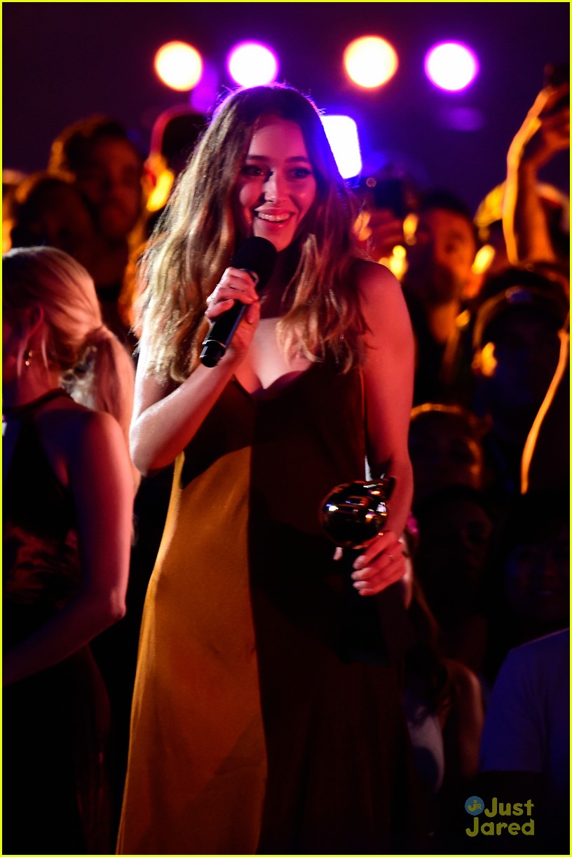 alycia debnam carey fan freakout fandom awards 11