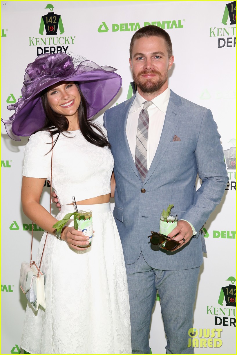 stephen amell slams fan fake marriage claims 04