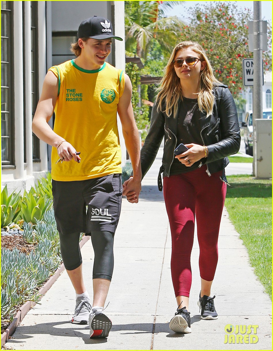 brooklyn beckham chloe moretz grab lunch together 19