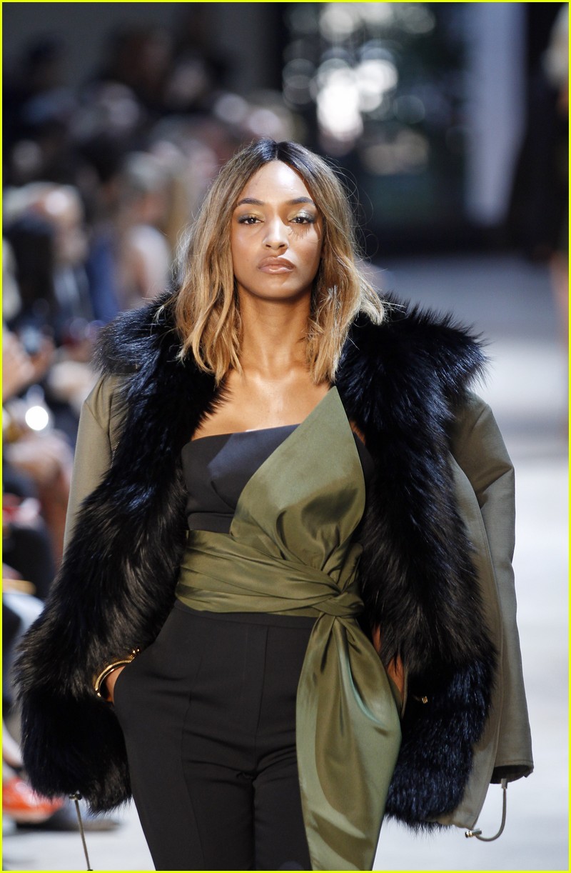 bella hadid jourdan dunn stun at paris fashion week 02