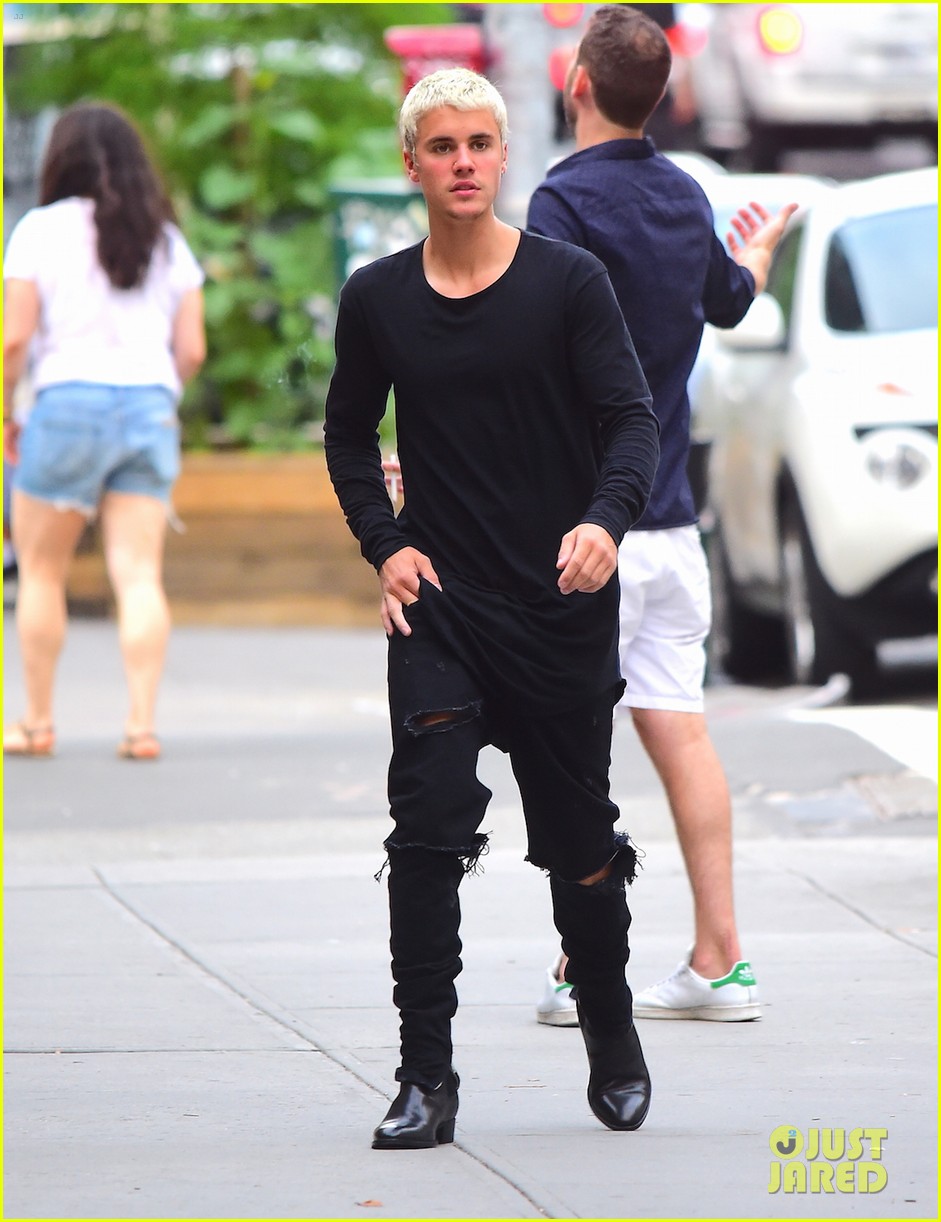justin bieber throws hat back to fan nyc stroll 01