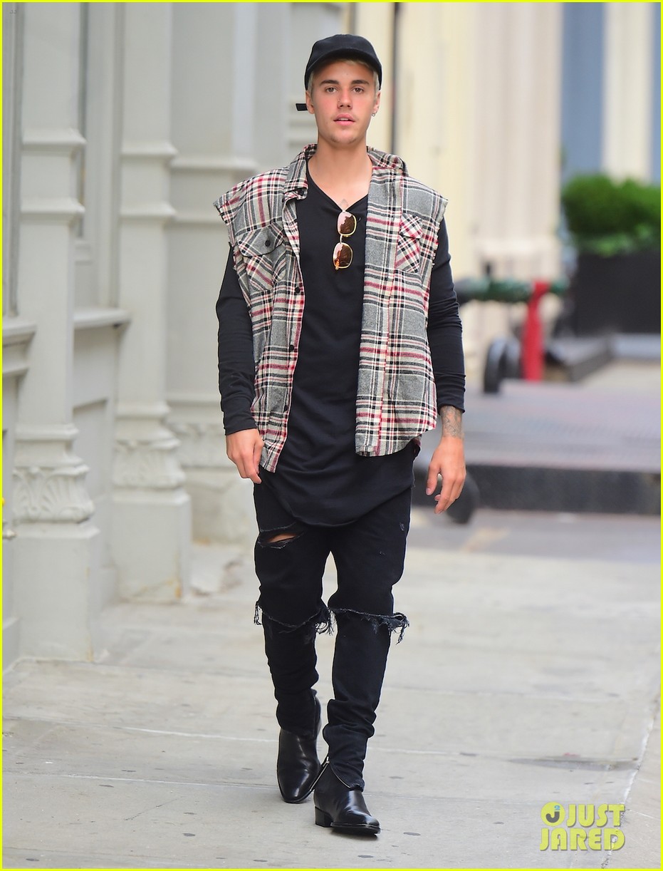 justin bieber throws hat back to fan nyc stroll 03