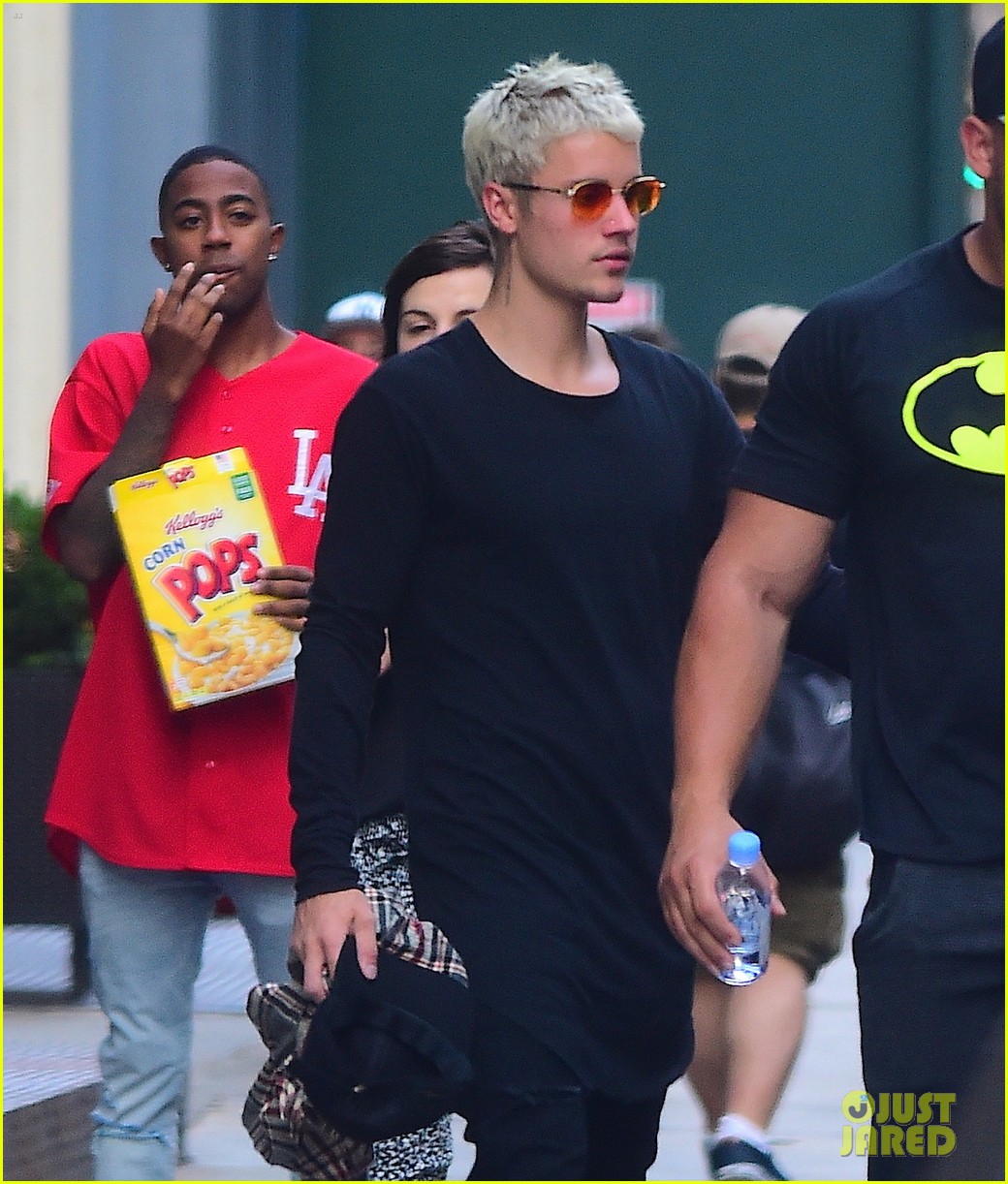 justin bieber throws hat back to fan nyc stroll 04