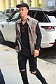 justin bieber throws hat back to fan nyc stroll 02