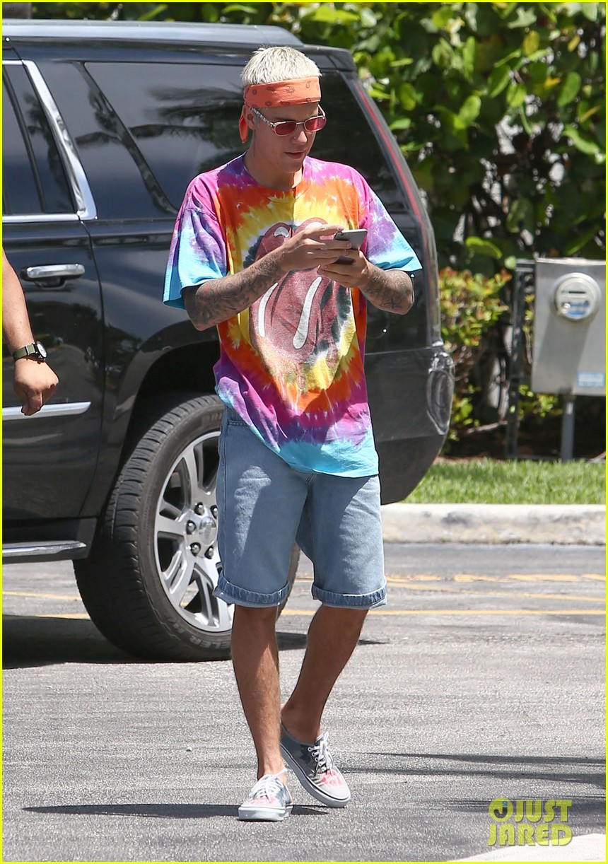 justin bieber hangs with ashley benson on fourth of july 01