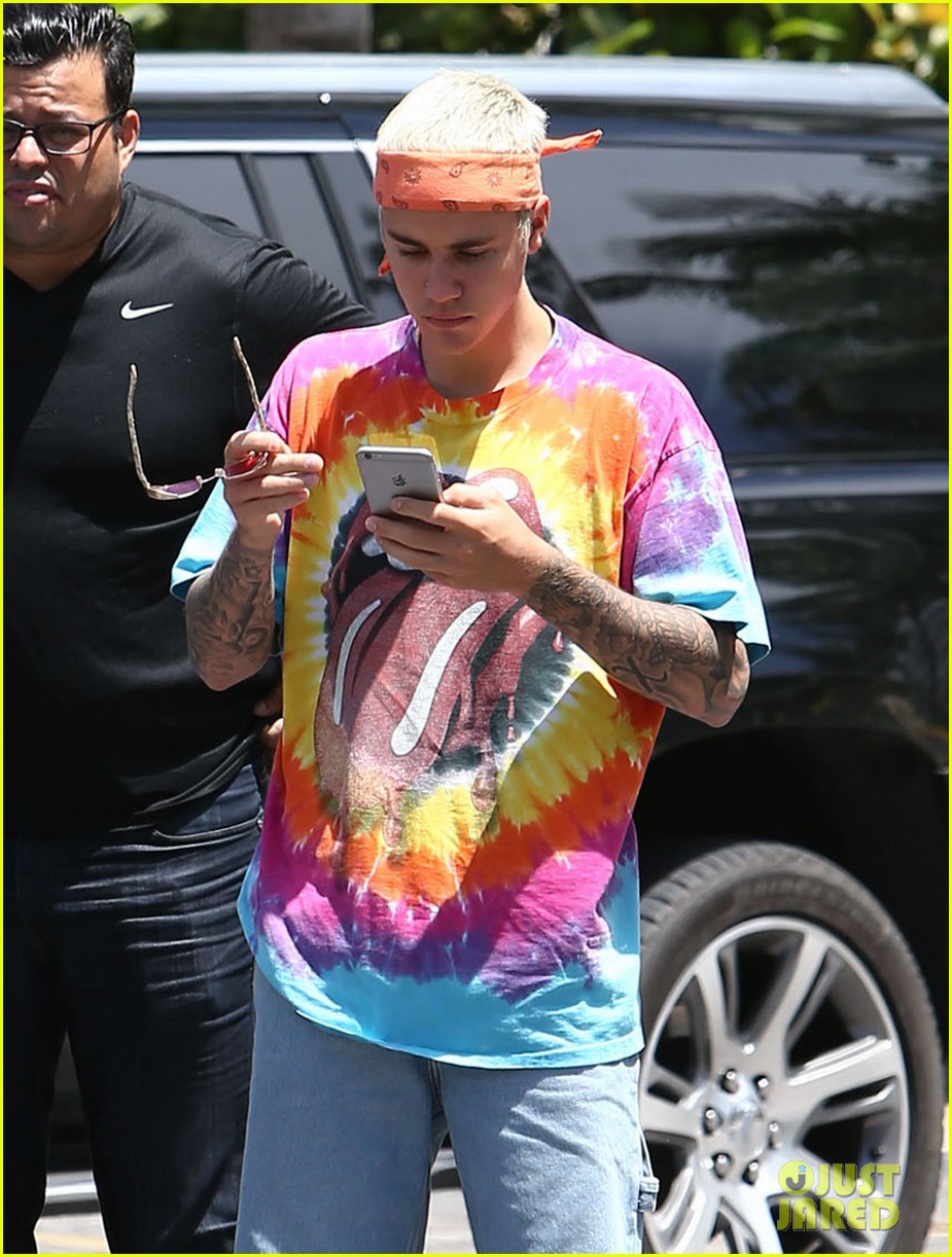 justin bieber hangs with ashley benson on fourth of july 02