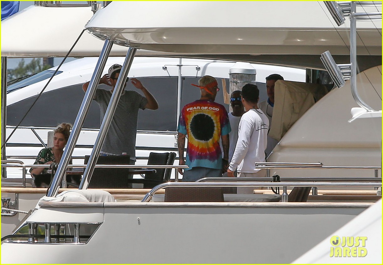 justin bieber hangs with ashley benson on fourth of july 03