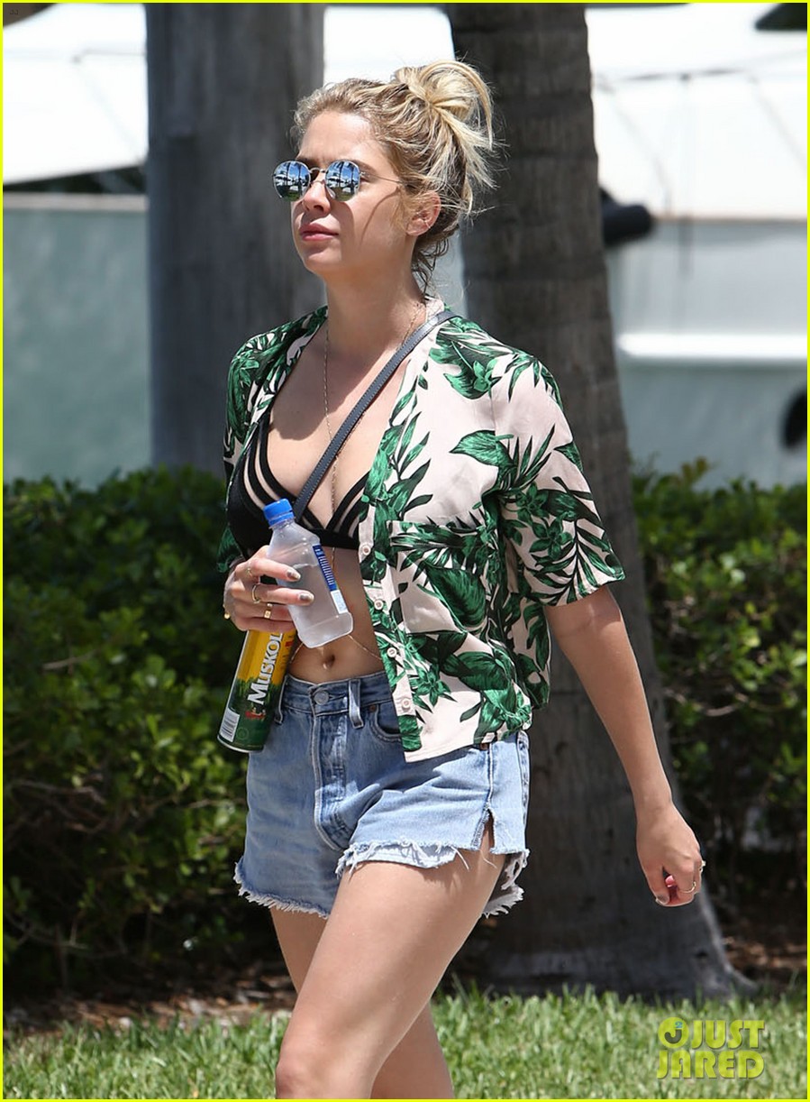 justin bieber hangs with ashley benson on fourth of july 04