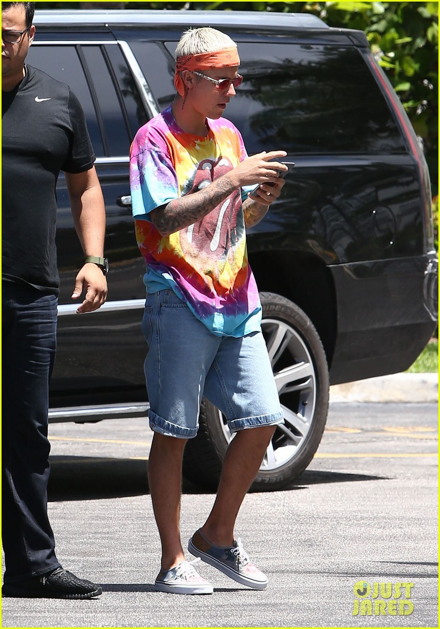 justin bieber hangs with ashley benson on fourth of july 06