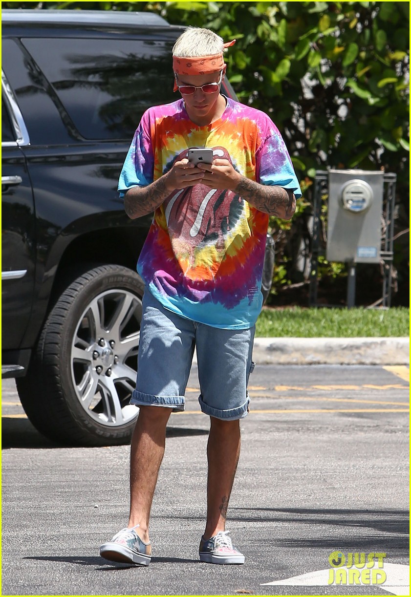 justin bieber hangs with ashley benson on fourth of july 08