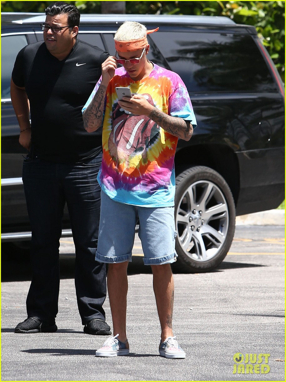 justin bieber hangs with ashley benson on fourth of july 09