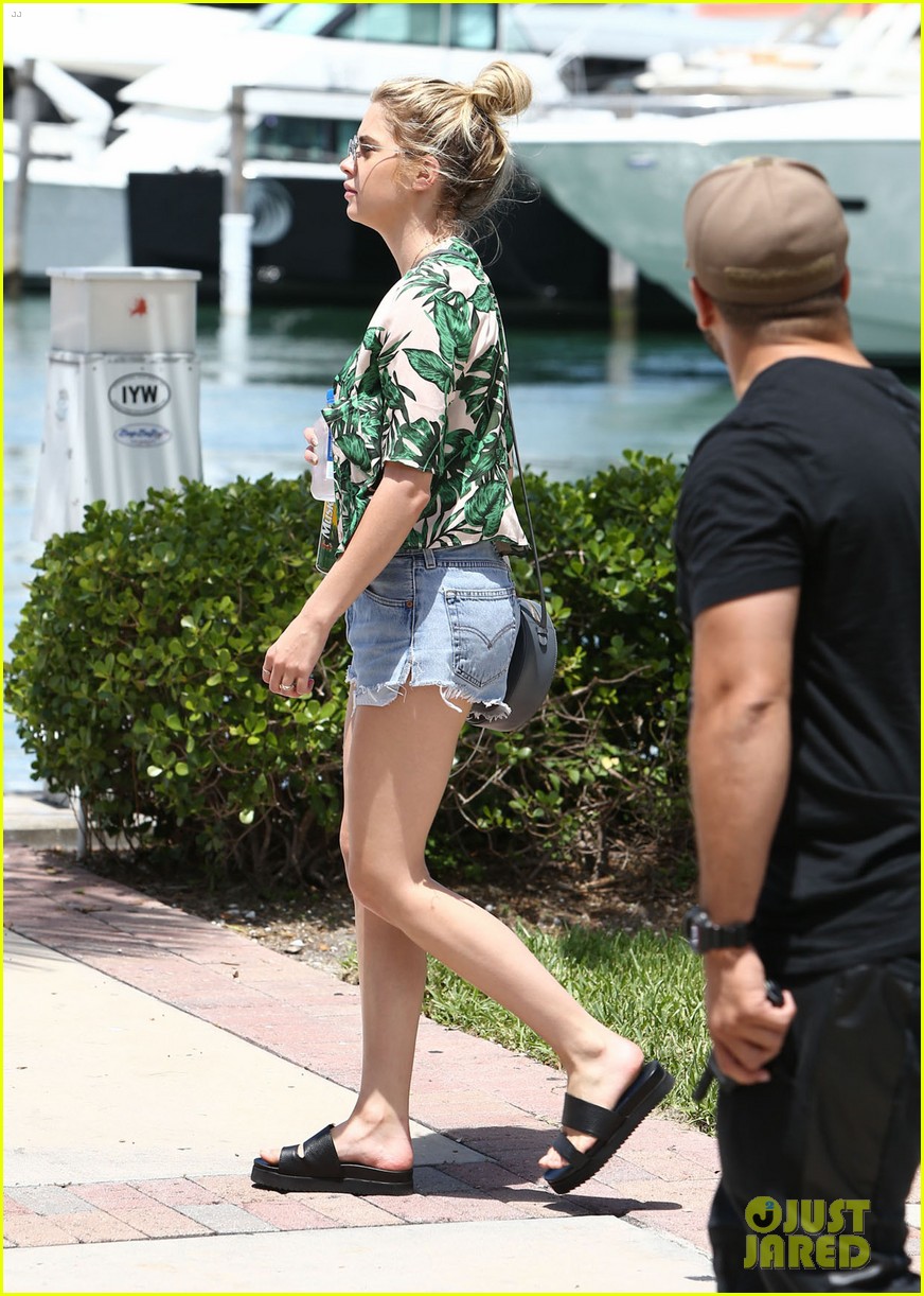 justin bieber hangs with ashley benson on fourth of july 19