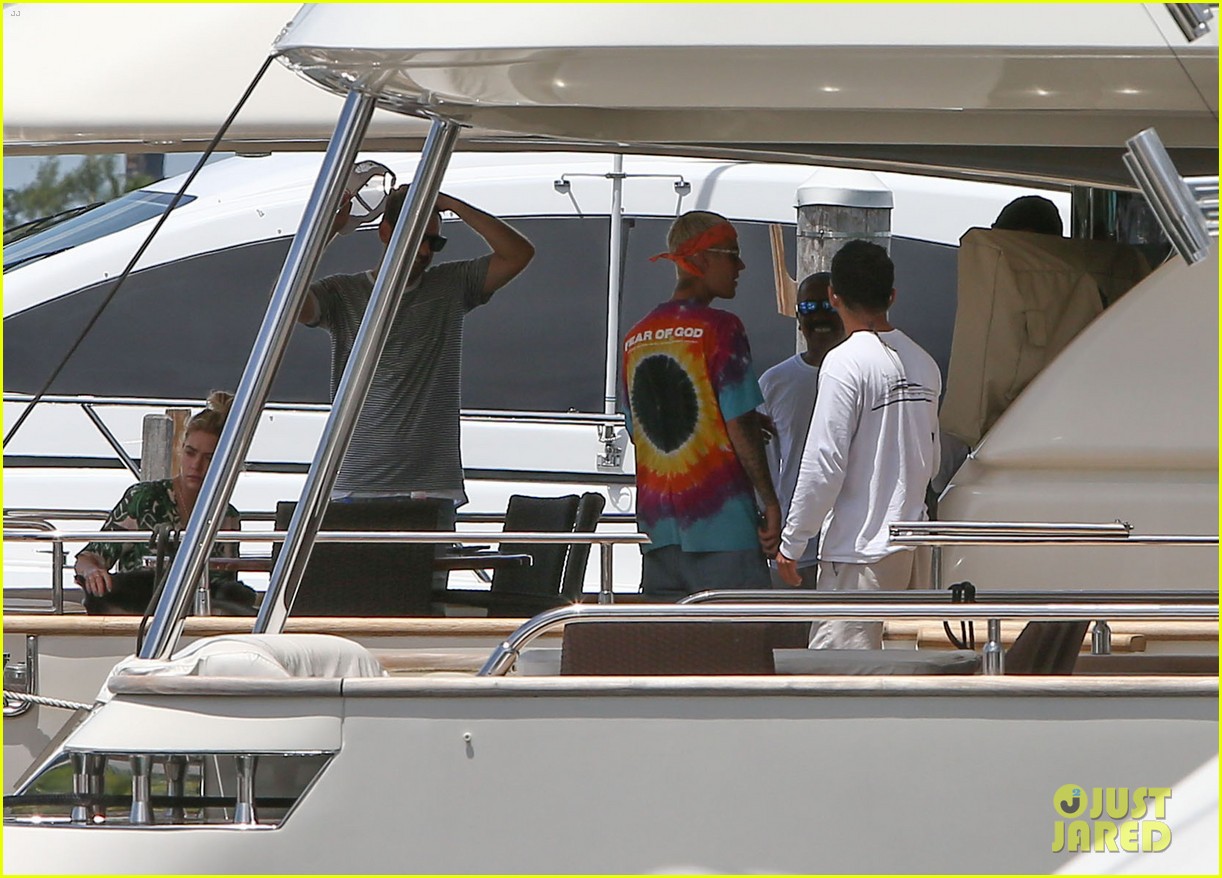justin bieber hangs with ashley benson on fourth of july 20