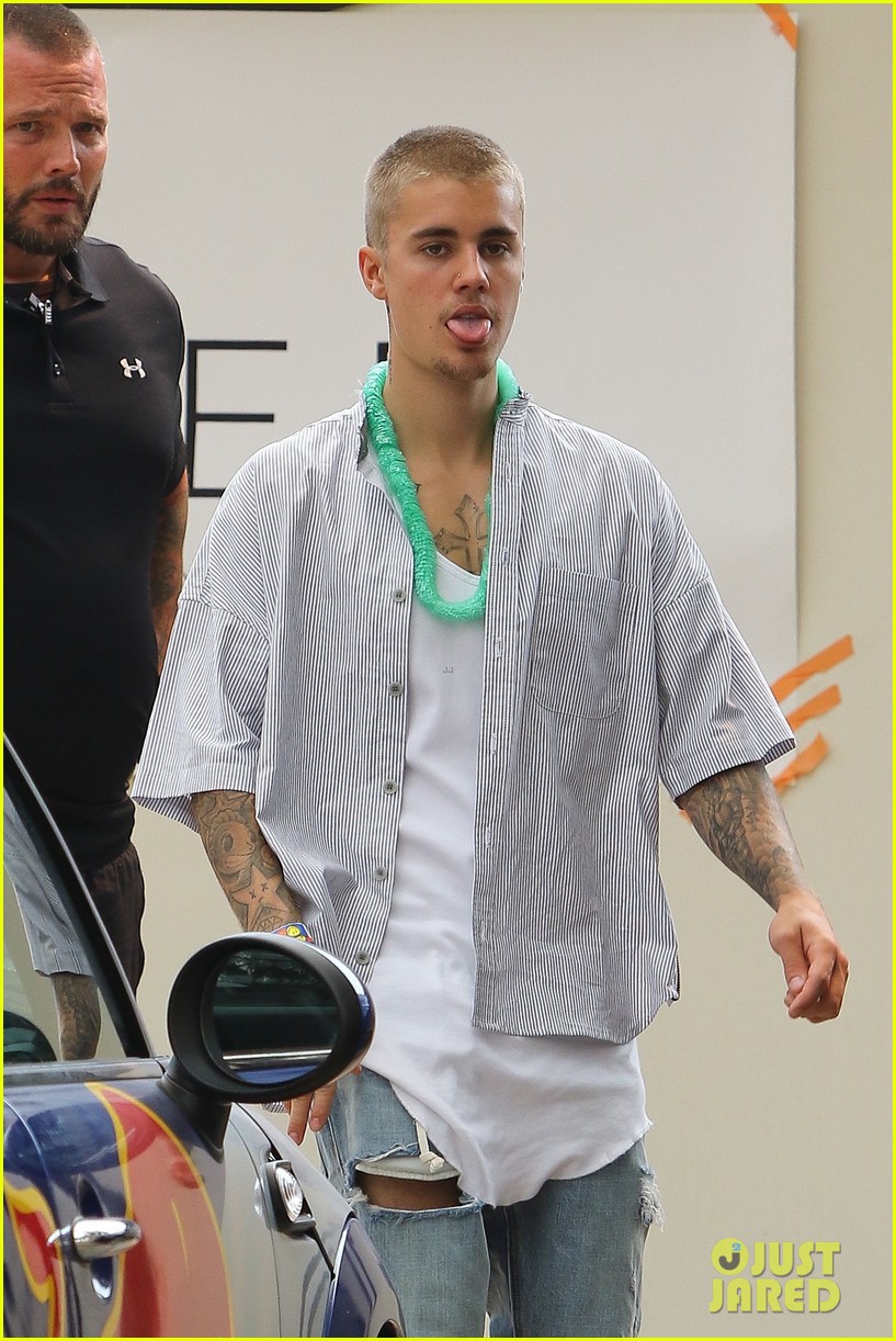 justin bieber parties in malibu over the weekend00407
