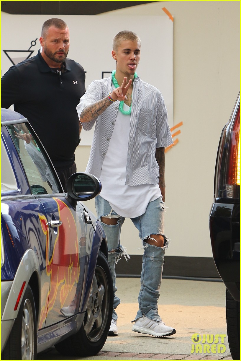 justin bieber parties in malibu over the weekend00708