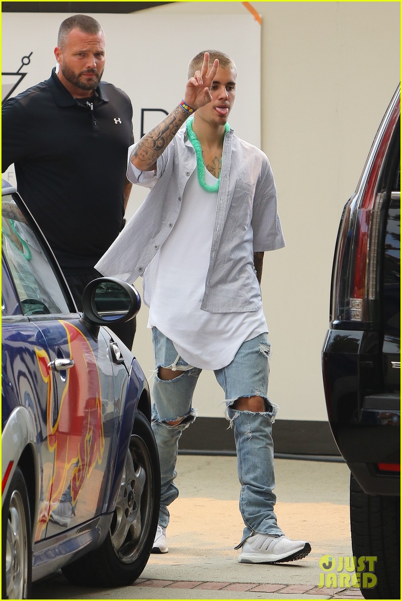 justin bieber parties in malibu over the weekend00910