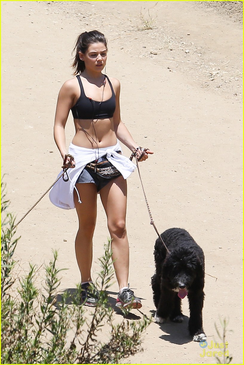 danielle campbell hike with her dogs 04