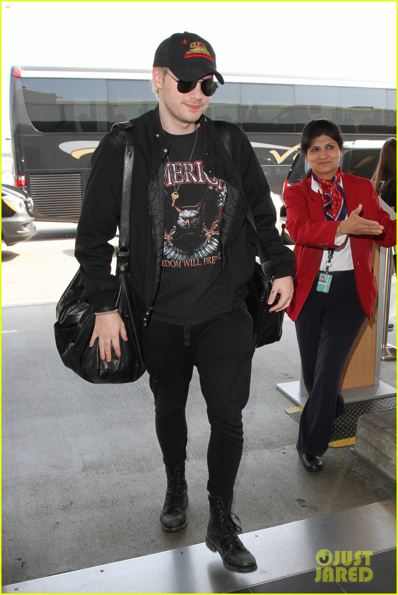 michael clifford 5sos jets out of la to star tour 01
