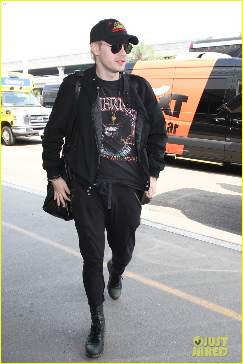 michael clifford 5sos jets out of la to star tour 02