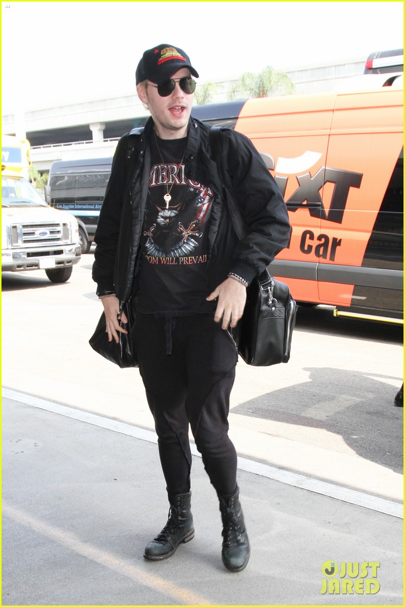 michael clifford 5sos jets out of la to star tour 04
