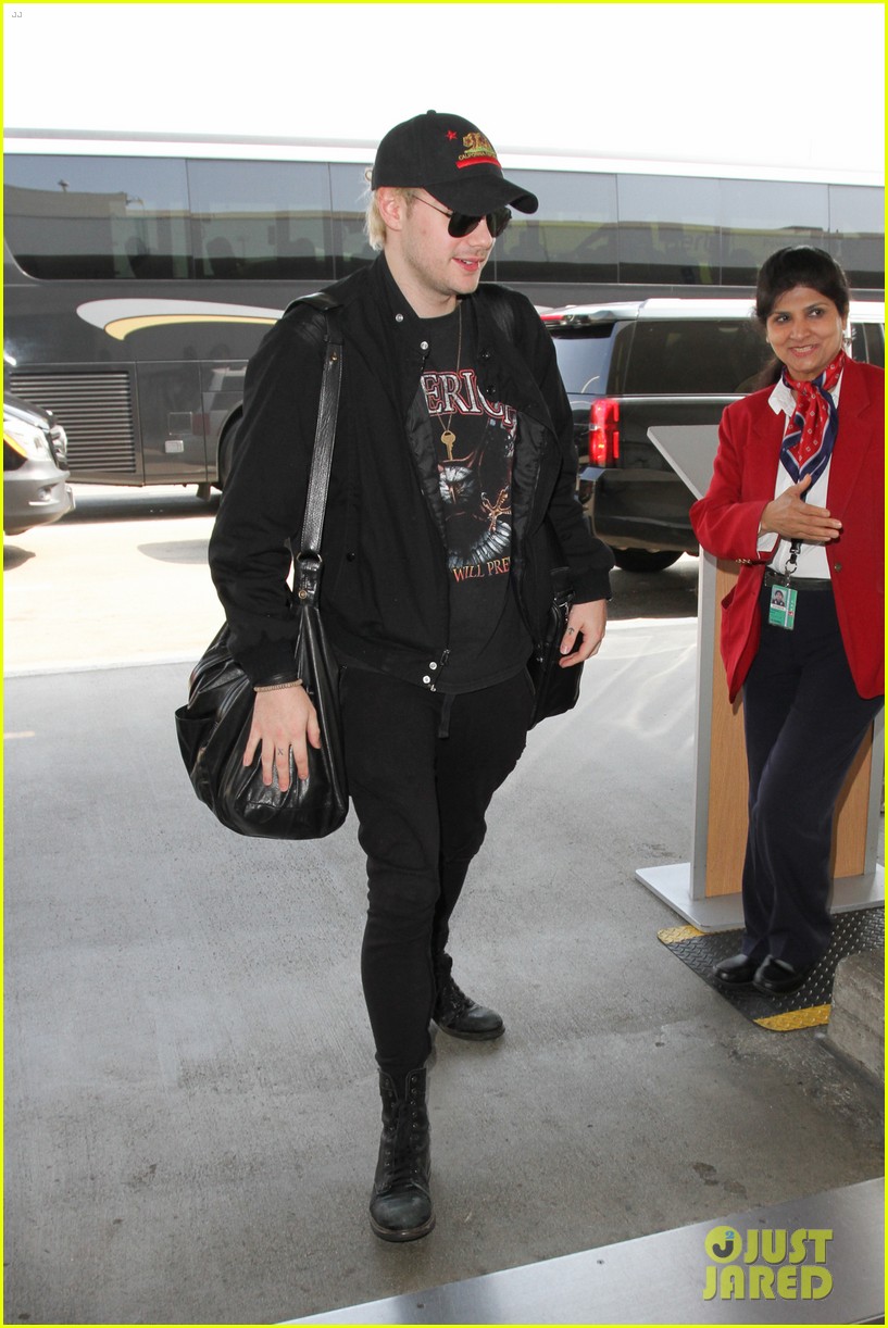 michael clifford 5sos jets out of la to star tour 05